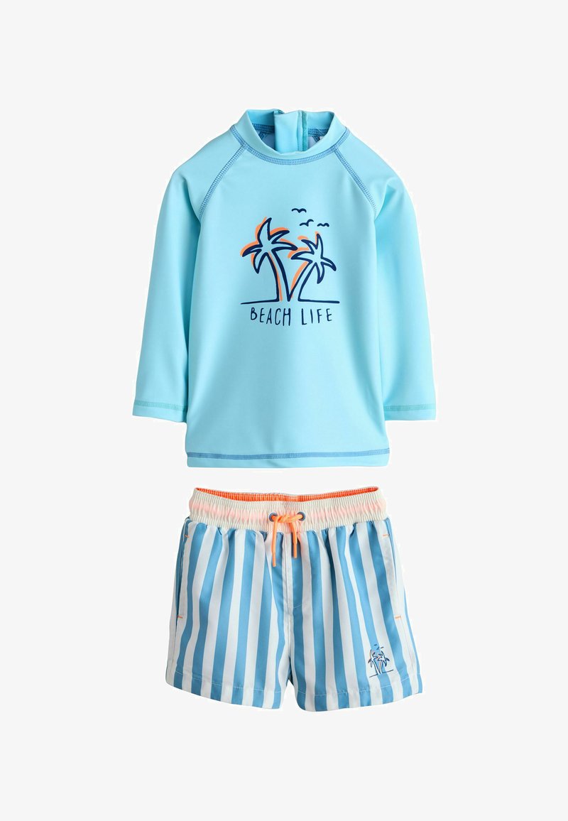 Lyseblå langærmet rashguard med palmetræ "Beach Life" tryk, kombineret med blå og hvide stribede badeshorts med orange snøre.