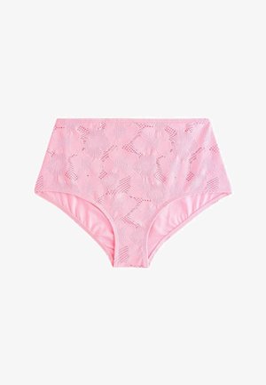 Rózsaszín, magas derekú női fehérnemű virágos csipkemintával és hullámos szegéllyel, fehér háttéren.