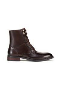 Hnědé kožené kotníkové boty s zaoblenou špičkou, šněrováním v přední části, bočním zipem a hladkým povrchem s dřevěným podpatkem.