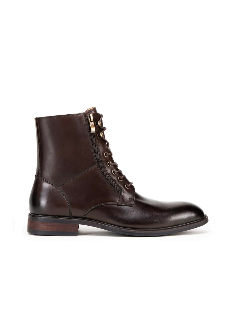Hnědé kožené kotníkové boty s zaoblenou špičkou, šněrováním v přední části, bočním zipem a hladkým povrchem s dřevěným podpatkem.