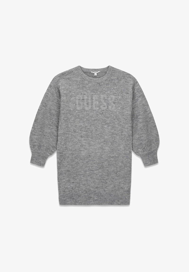 Pull gris en maille douce, présentant un col rond et des manches volumineuses, orné d'un logo "GUESS" en strass.