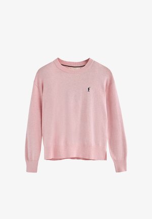 Jasnoróżowy sweter z długimi rękawami, prążkowanym dekoltem i mankietami, lekko skrócony fason, z małym czarnym logo po lewej stronie.