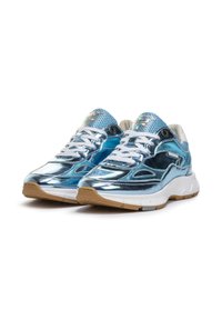 Scarpe sportive con una tomaia blu metallico e argento, dettagli in mesh, lacci bianchi e una suola in gomma beige. Presentano una finitura testurizzata.