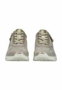 Baskets de sport beige avec une surface texturée, des accents dorés et une fermeture éclair sur le côté. Matière douce et design à lacets pour un maintien sécurisé.