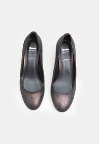 Schwarze und metallic bronze Ballerinas aus Leder mit abgerundeter Zehenpartie, glatter Textur und gepolsterter Innensohle mit 'Bata'-Branding.