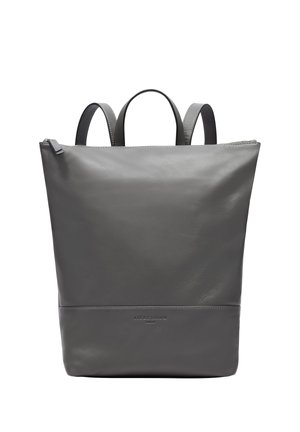 Grauer Leder-Rucksack mit minimalistischer Gestaltung, ausgestattet mit zwei oberen Griffen und einer glatten Textur, akzentuiert durch ein dezentes Logo am Boden.