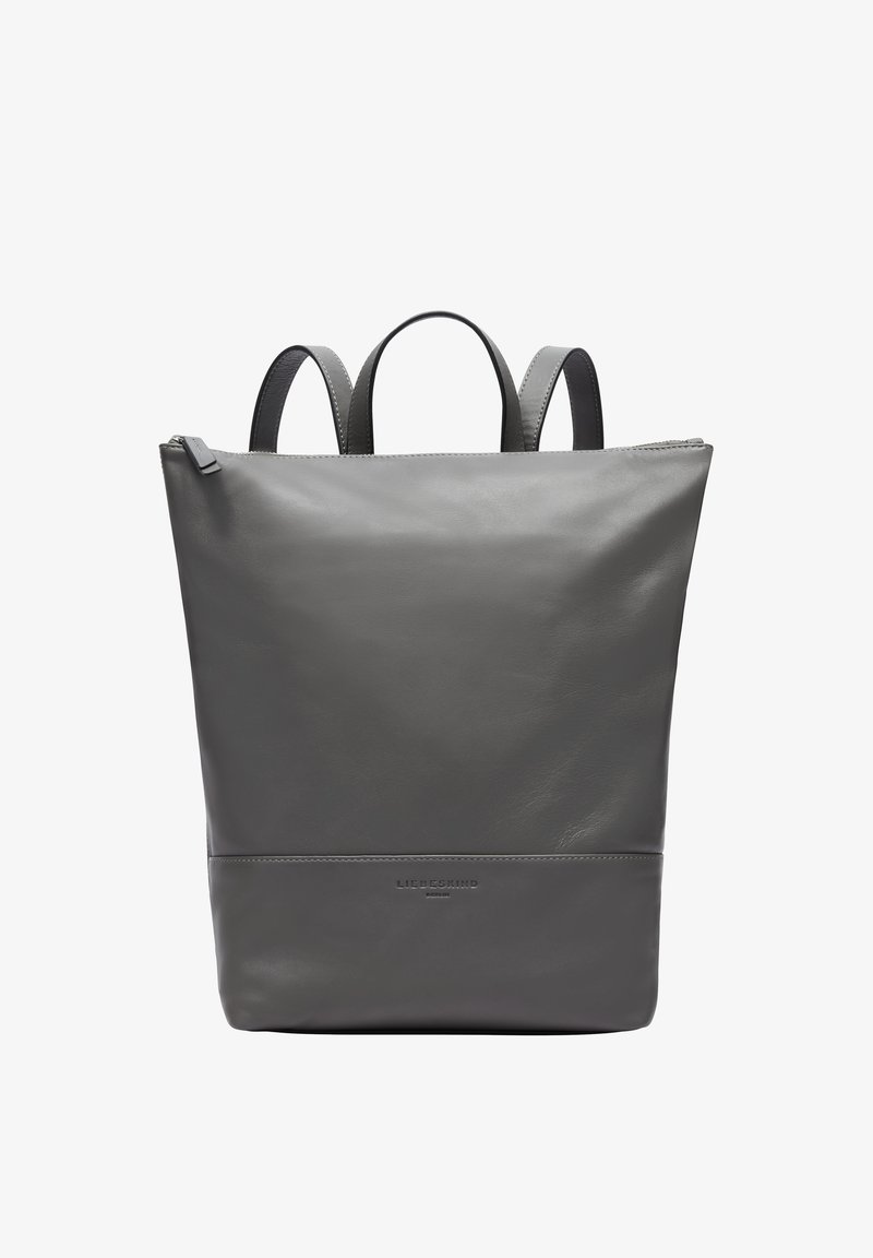 Sac à dos en cuir gris au design minimaliste, doté de deux poignées supérieures et d'une texture lisse, rehaussé par un logo discret à la base.