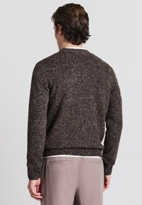 Dunkelbrauner gestrickter Pullover mit texturierter Optik. Verfügt über einen runden Halsausschnitt und gerippte Bündchen, maßgeschneidert für eine taillierte Passform.