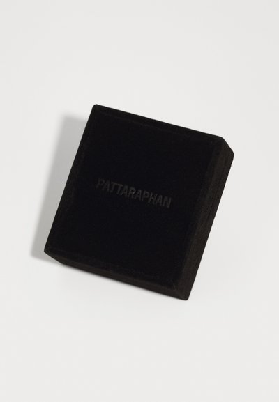 Črna žametna škatla za nakit kvadratne oblike, ki na pokrovu prikazuje besedo "PATTARAPHAN" vtisnjeno v subtilni, mat površini.