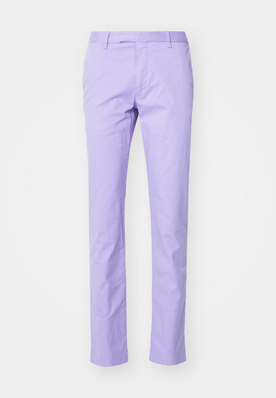 Chinos de algodão lavanda com um design de perna reta, apresentando uma cintura clássica e bainha fechada. Textura suave sem padrões visíveis.
