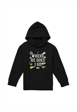 Schwarzer Hoodie mit dem Text "WHERE HE GOES I GO", umgeben von Star Wars-Symbolen, einschließlich Baby Yoda, Mandalorianer-Helm und Sturmtruppenmaske.