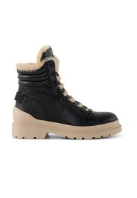 Černé kožené kotníkové boty s krémovým umělým kožíškem, masivní béžovou podrážkou, kulatou špičkou a šněrováním s kovovými očky.