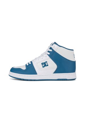 Zapatilla alta de cuero blanco y azul con cordones blancos y un logo de DC en el lateral, vista desde el lado exterior.