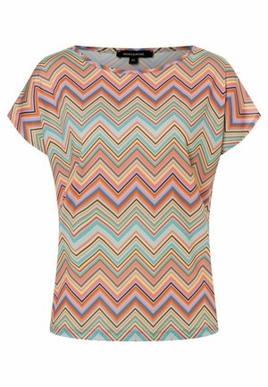 Haut à manches courtes présentant un motif en zigzag multicolore dans des tons pastel, avec une coupe décontractée et une texture de tissu douce.