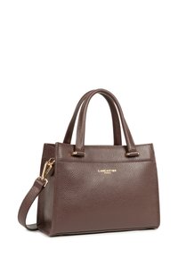 Borsa a mano in pelle marrone con finitura testurizzata, due manici superiori, tracolla removibile e accentuazione del logo dorato. Forma quadrata, design compatto.