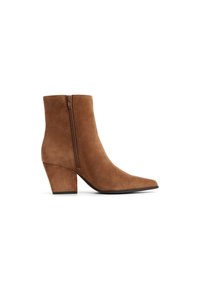 Botas de tobillo de ante marrón con puntera afilada, cremallera lateral y tacón grueso. La textura es suave y lisa, con un diseño minimalista.