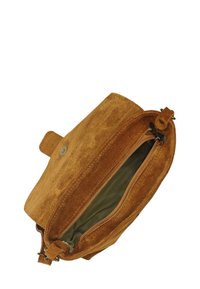 Sac en cuir suédé marron avec fermeture éclair, un rabat avec un bouton et une doublure vert olive visible à l'intérieur. Forme rectangulaire compacte.