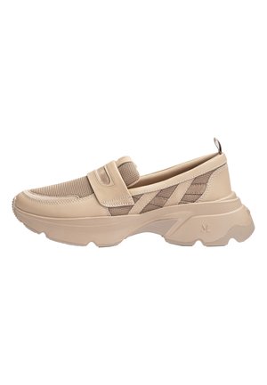 Beige Slip-On-Sneaker mit klobiger Sohle, Obermaterial aus Mesh und Leder sowie einem breiten, verstellbaren Riemen über dem Spann.