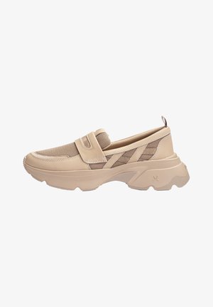 Beige instap-sneaker met dikke zool, een bovenwerk van mesh en leer, en een brede verstelbare band over de bovenzijde.