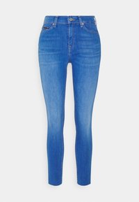 Pantalones vaqueros ajustados de denim azul con una cintura alta, detalles sutiles de desgaste, diseño clásico de cinco bolsillos y herrajes en tono cobre.