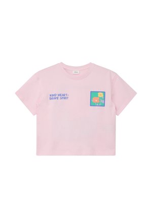 Lichtroze cropped T-shirt met blauwe tekst "Kind Heart - Brave Spirit" en een klein bloemenmotief in een blauw vierkant aan de voorkant.