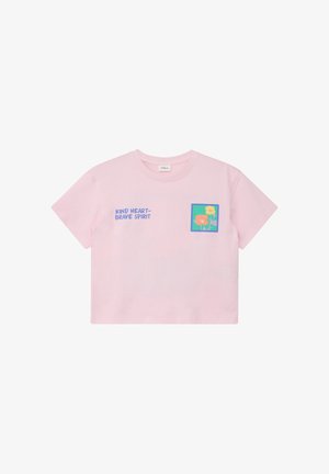 Hellrosa bauchfreies T-Shirt mit blauem Text "Kind Heart - Brave Spirit" und einer kleinen Blumenillustration in einem blauen Quadrat auf der Vorderseite.