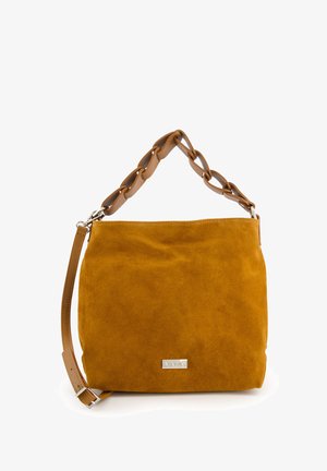 Mosterdsuède handtas met een gladde textuur, voorzien van een bruine gevlochten schouderriem en een zilveren logo-plaatje aan de voorkant.