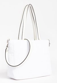 Valkoinen tikattu olkalaukku, jossa on kaksinkertaiset olkahihnat ja irrotettava olkahihna, jossa on hopeanväriset lukot.