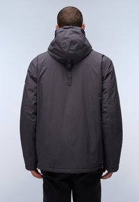 Mørkegrå vandtæt jakke med hætte, der har en snørrelukning, en glat tekstur og en afslappet pasform. Bagfra set med minimale sømme.