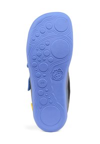 Suela de zapato negra con goma azul, con patrones de burbujas texturizadas y ranuras para mayor agarre. Tamaño marcado como 28; detalle de la correa lateral visible.