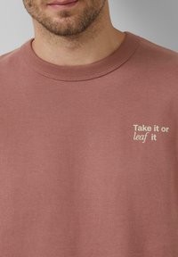 Staubrosa Sweatshirt mit Rundhalsausschnitt und gerippten Bündchen, mit hellcremfarbener Schrift: "Take it or leaf it" auf der linken Brust.