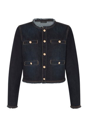 Chaqueta corta de tela vaquera oscura con cierre de botones, cuello redondo, cuatro bolsillos con solapa y botones, y bordes deshilachados en el cuello y el dobladillo.