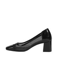 Schwarze Lackledersandalette mit einem oberen Teil aus Netzgewebe, spitzer Zehenpartie und Blockabsatz. Merkmale sind ein glänzendes Finish und ein schlankes, straffes Design.