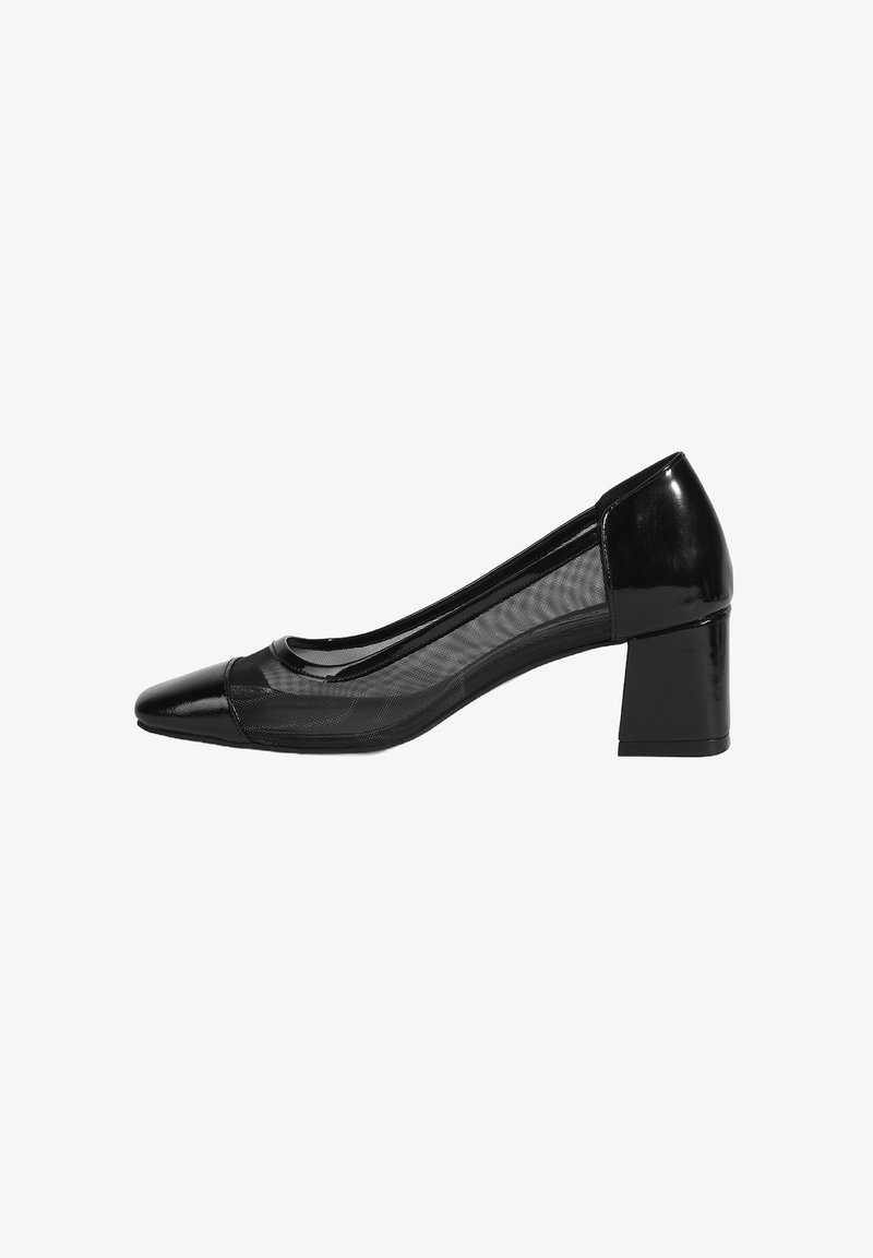 Escarpin en cuir verni noir avec une tige en maille, un bout pointu et un talon carré. Présente une finition brillante et un design élégant et épuré.