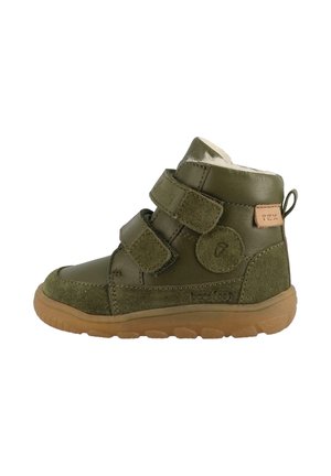 Olivgrüner Mid-Top-Schuh aus Wildleder und Leder. Verfügt über zwei Klettverschlussriemen, eine strukturierte Gummisohle und ein gepolstertes Innere.