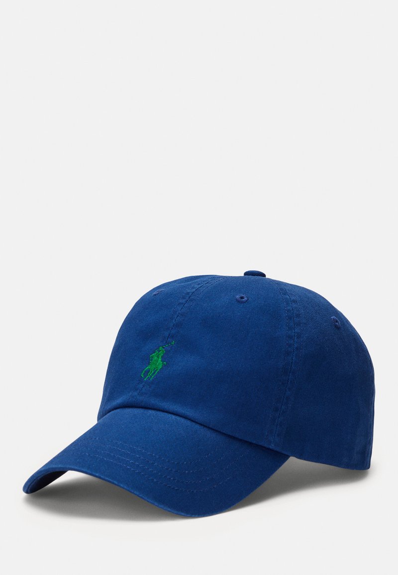 Casquette de baseball en coton bleu avec une visière courbée, six panneaux et un logo brodé vert à l'avant. Elle possède une sangle ajustable à l'arrière.