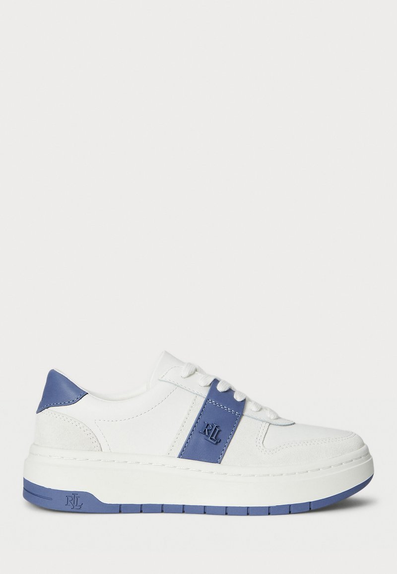 Hvite sneakers med blå detaljer, med en glatt læroverdel, en teksturert sidepanel og en tykk hvit såle med blå detaljer.