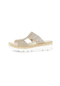 Beige slide-sandalen met open tenen, een gestructureerde bovenkant, metalen accenten en een geweven stro-stijl trim op een witte flexibele zool.
