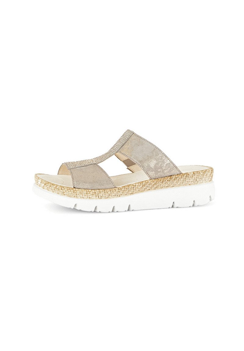 Beige slide-sandalen met open tenen, een gestructureerde bovenkant, metalen accenten en een geweven stro-stijl trim op een witte flexibele zool.