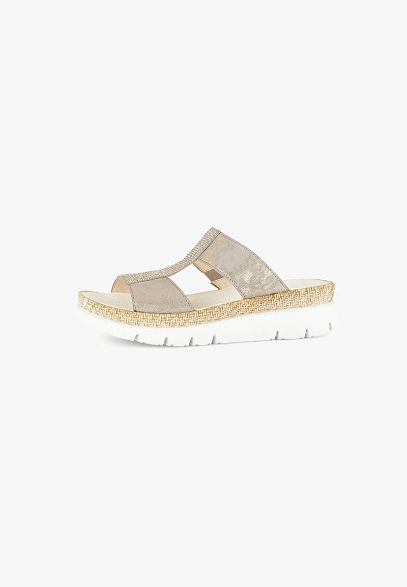 Beige slide-sandalen met open tenen, een gestructureerde bovenkant, metalen accenten en een geweven stro-stijl trim op een witte flexibele zool.