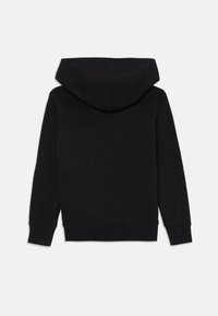 Haut à capuche noir avec une texture lisse, doté d'une grande capuche, de manches longues et de poignets élastiques. Aucune logo ou design supplémentaire visible.