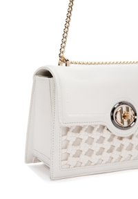 Borsa a tracolla in pelle bianca con una superficie tessuta, accessori in oro e una catena come tracolla. Presenta una chiusura a patta e un emblema tondo.