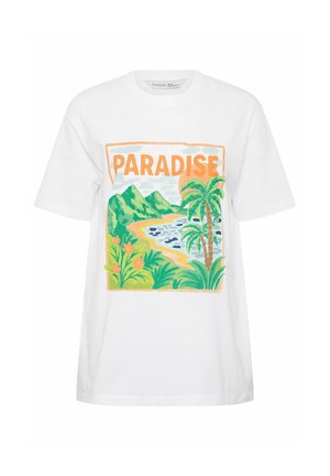 Wit T-shirt met een kleurrijk tropisch strandtafereel en het woord "PARADISE" in vetgedrukte oranje letters bovenaan.