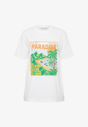 Maglietta bianca con una scena tropicale colorata di spiaggia e la parola "PARADISE" in lettere arancioni in grassetto nella parte superiore.