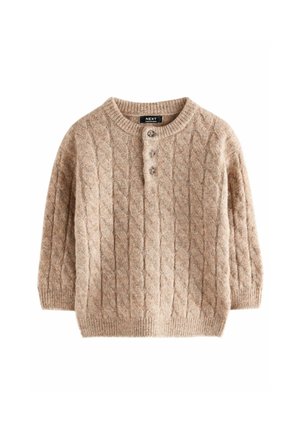 Maglione a maglia cable color beige chiaro, con tre bottoni sul collo, colletto rotondo e maniche lunghe con polsini e orlo a coste.