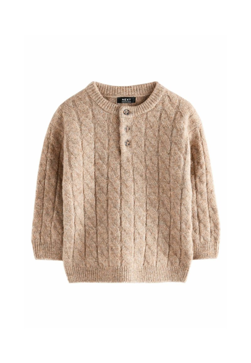Pull en maille épaisse de couleur beige clair, avec trois boutons au niveau du col, col rond, et manches longues avec des poignets et un ourlet côtelés.