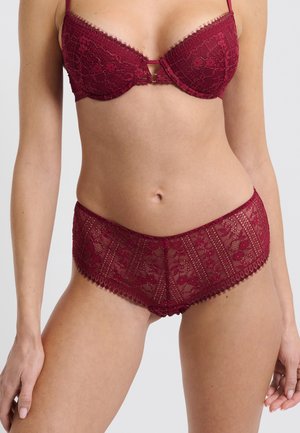 Bordeaux kanten beha en bijpassende hoge taille slip met bloemmotieven, doorschijnende textuur en golvende randen, voorzien van verstelbare bandjes.