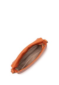 Clutch in pelle arancione con una superficie liscia e chiusura a zip superiore. L'interno presenta una fodera beige e un divisorio per tasche per una migliore organizzazione.