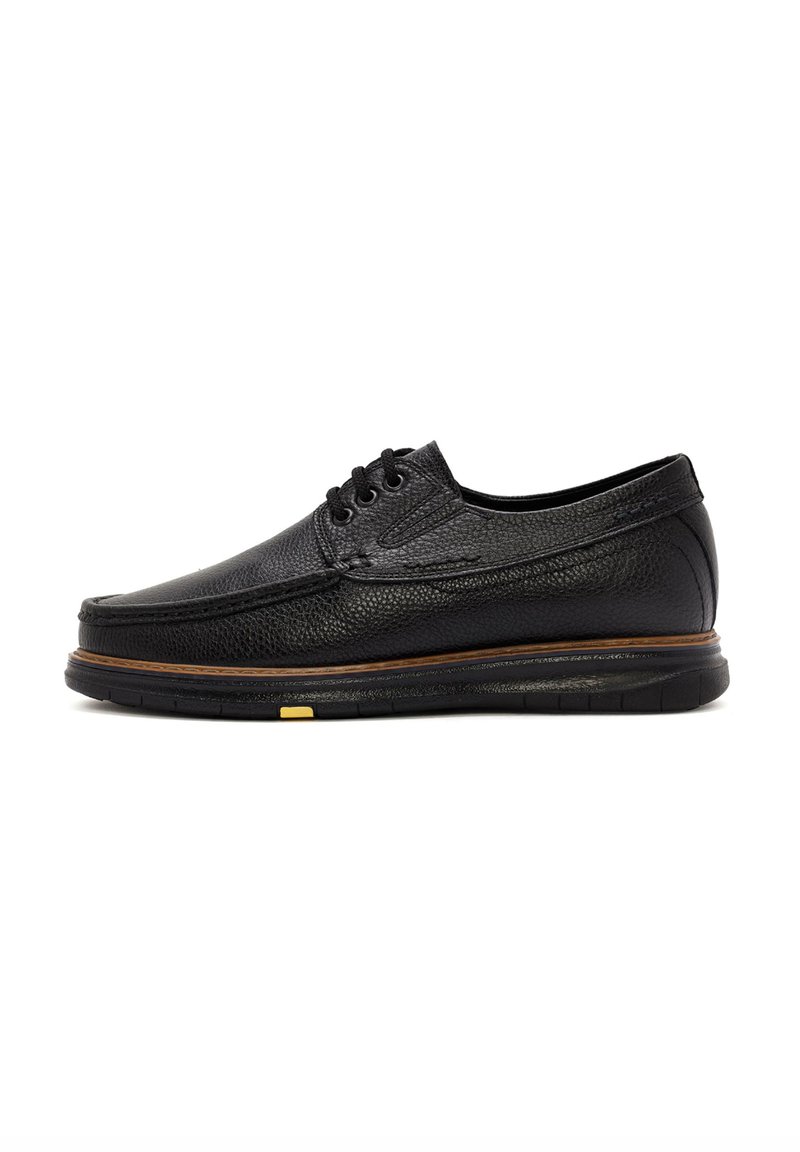 Chaussures en cuir noir avec une finition texturée, bout rond et un design à lacets. Présentent une semelle robuste avec une bande d'accent brun.