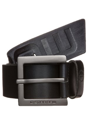 Schwarzer Ledergürtel, aufgerollt mit silberner rechteckiger Schnalle, graviert mit G-STAR RAW Logo und mit Brandprägung am Gürtelende.